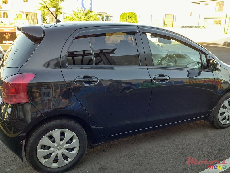 2009' Toyota Vitz photo #2