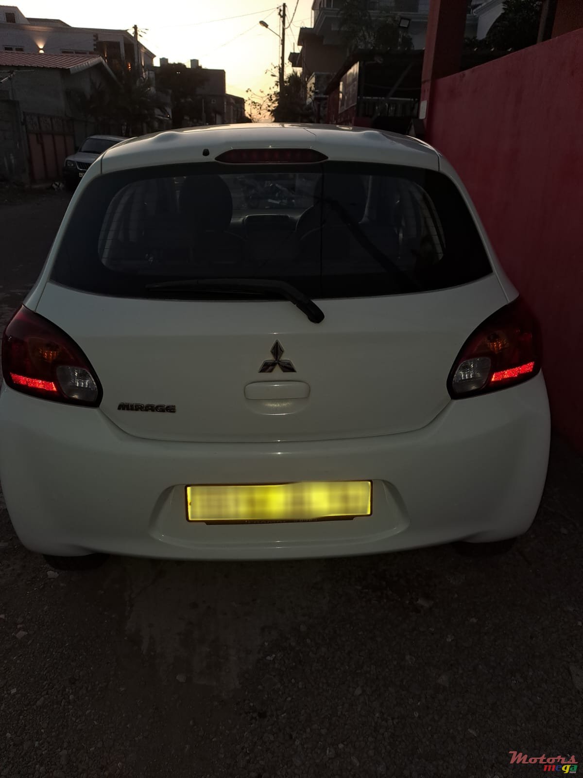 2014' Mitsubishi Mirage photo #3