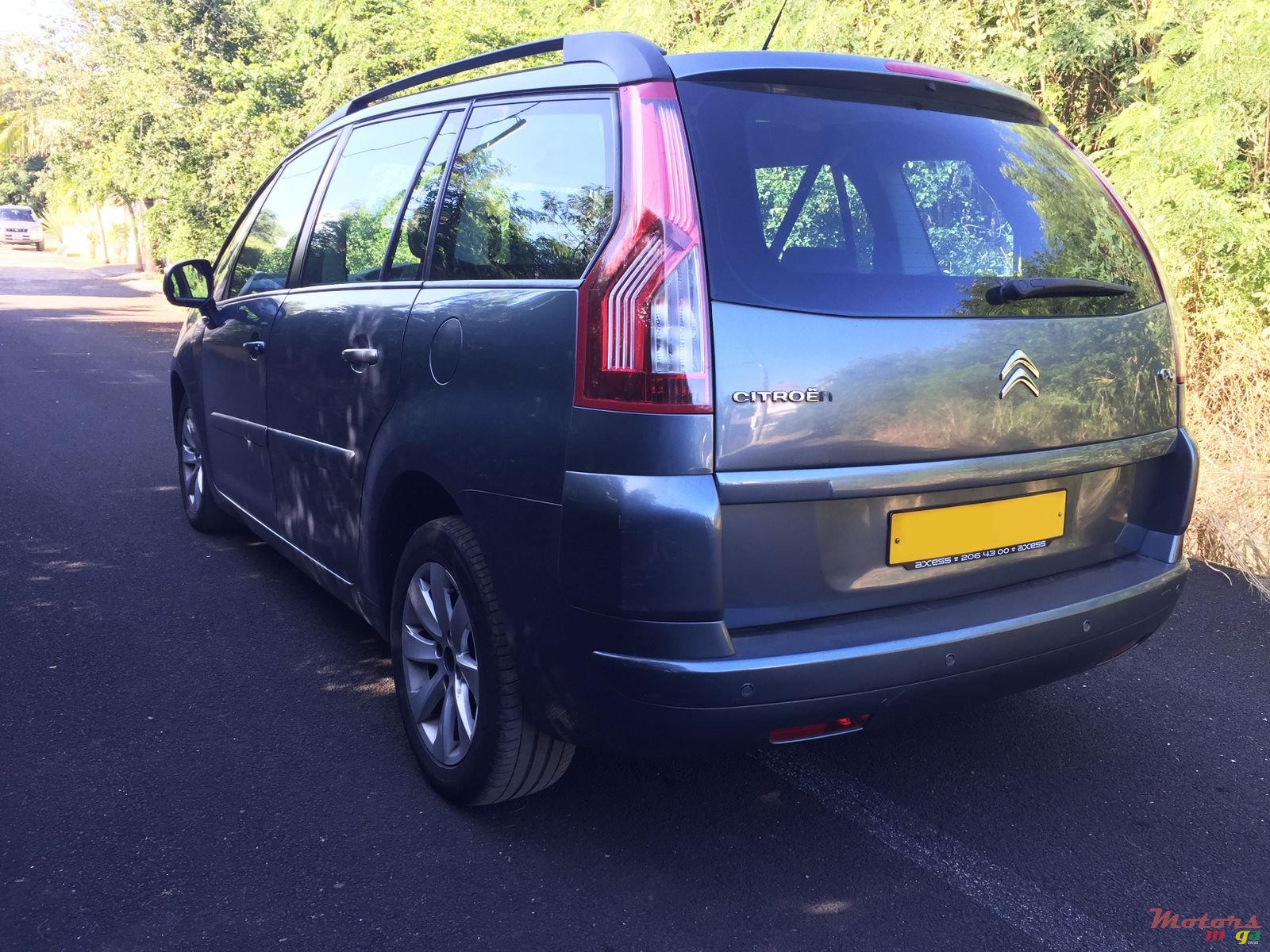 2011' Citroen Grand C4 Picasso photo #2