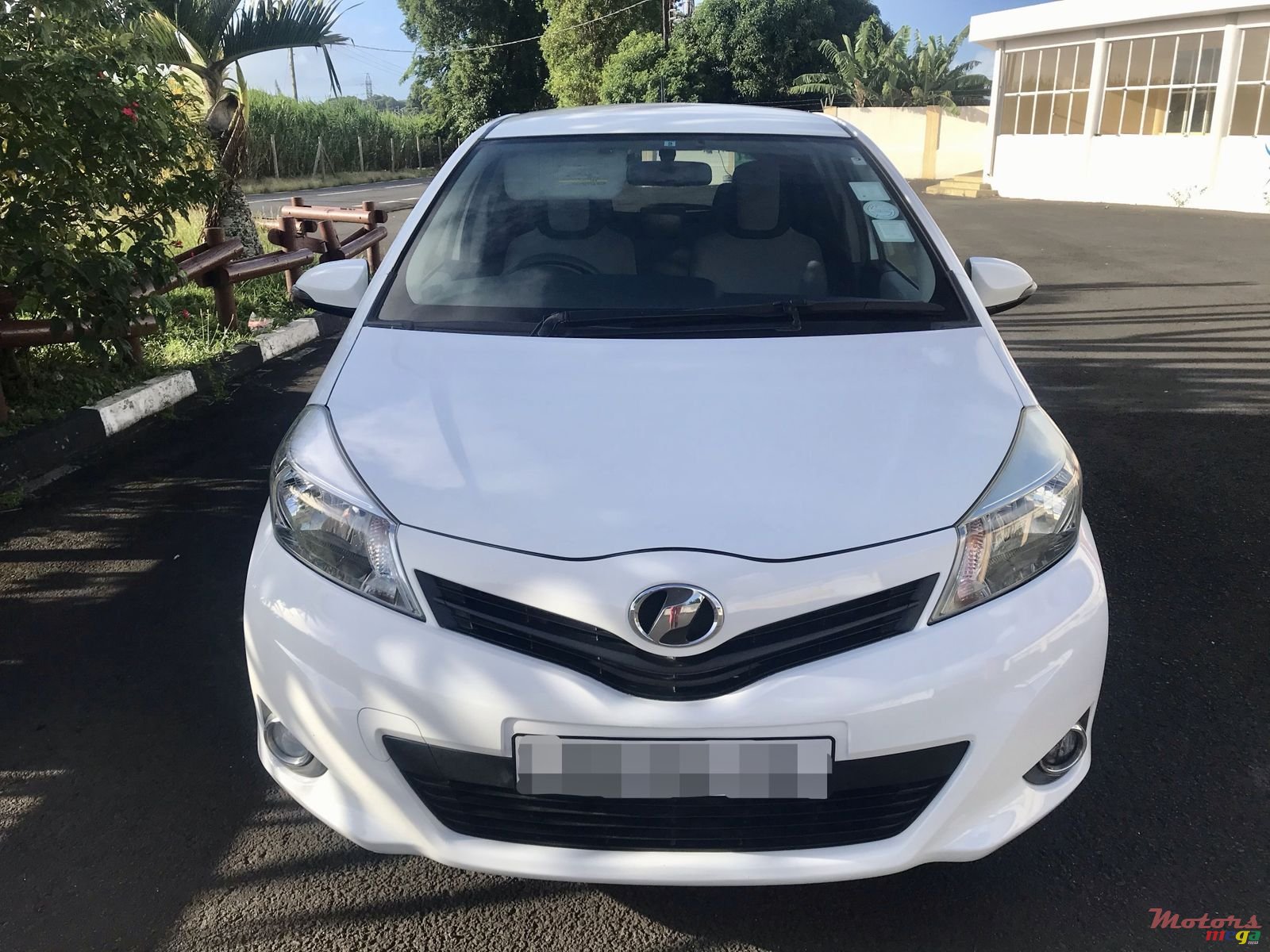 2012' Toyota Vitz photo #2