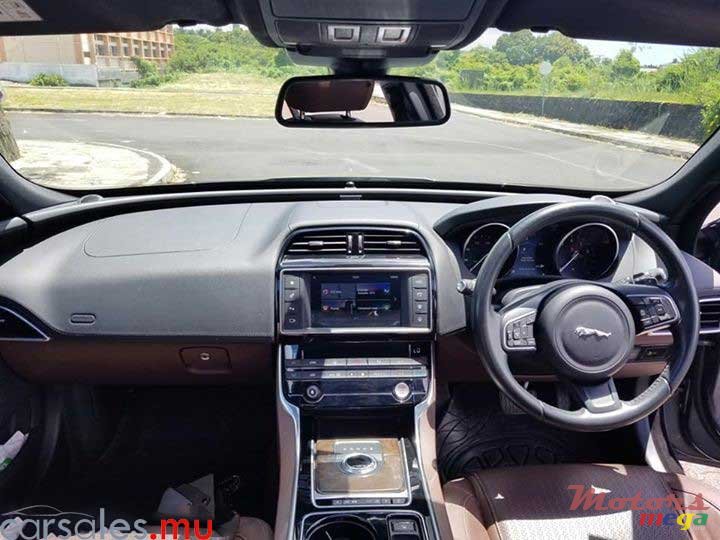 2017' Jaguar XE 2.0 photo #6