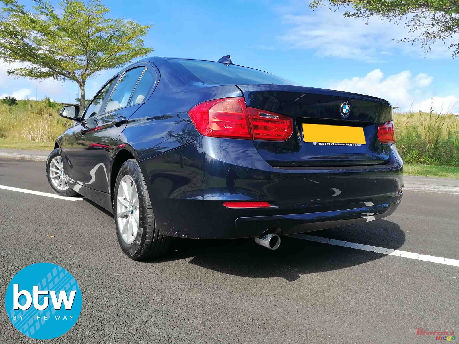 2012' BMW 3 Series 320i photo #2