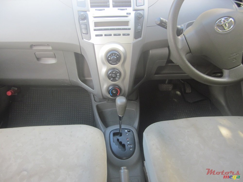 2009' Toyota Vitz photo #5