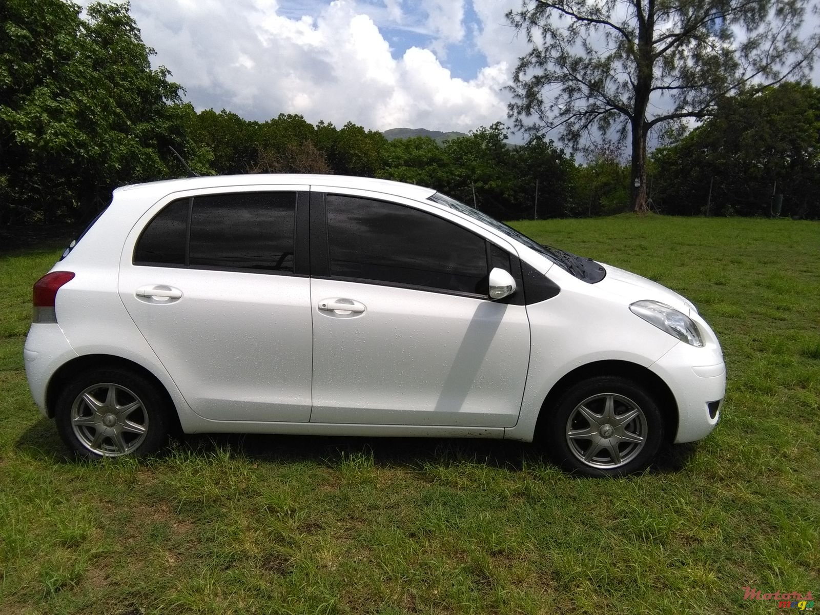 2010' Toyota Vitz All Options photo #2