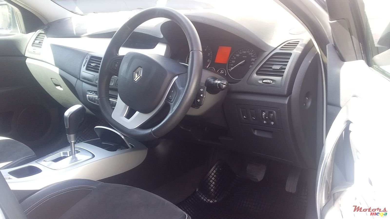 2009' Renault Laguna photo #3