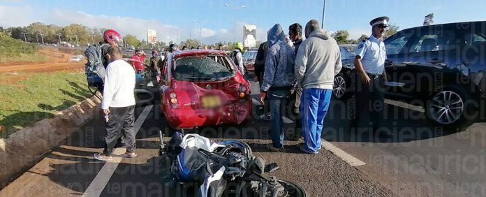 Autoroute M1 : deux blessés dans une collision entre une moto et une voiture