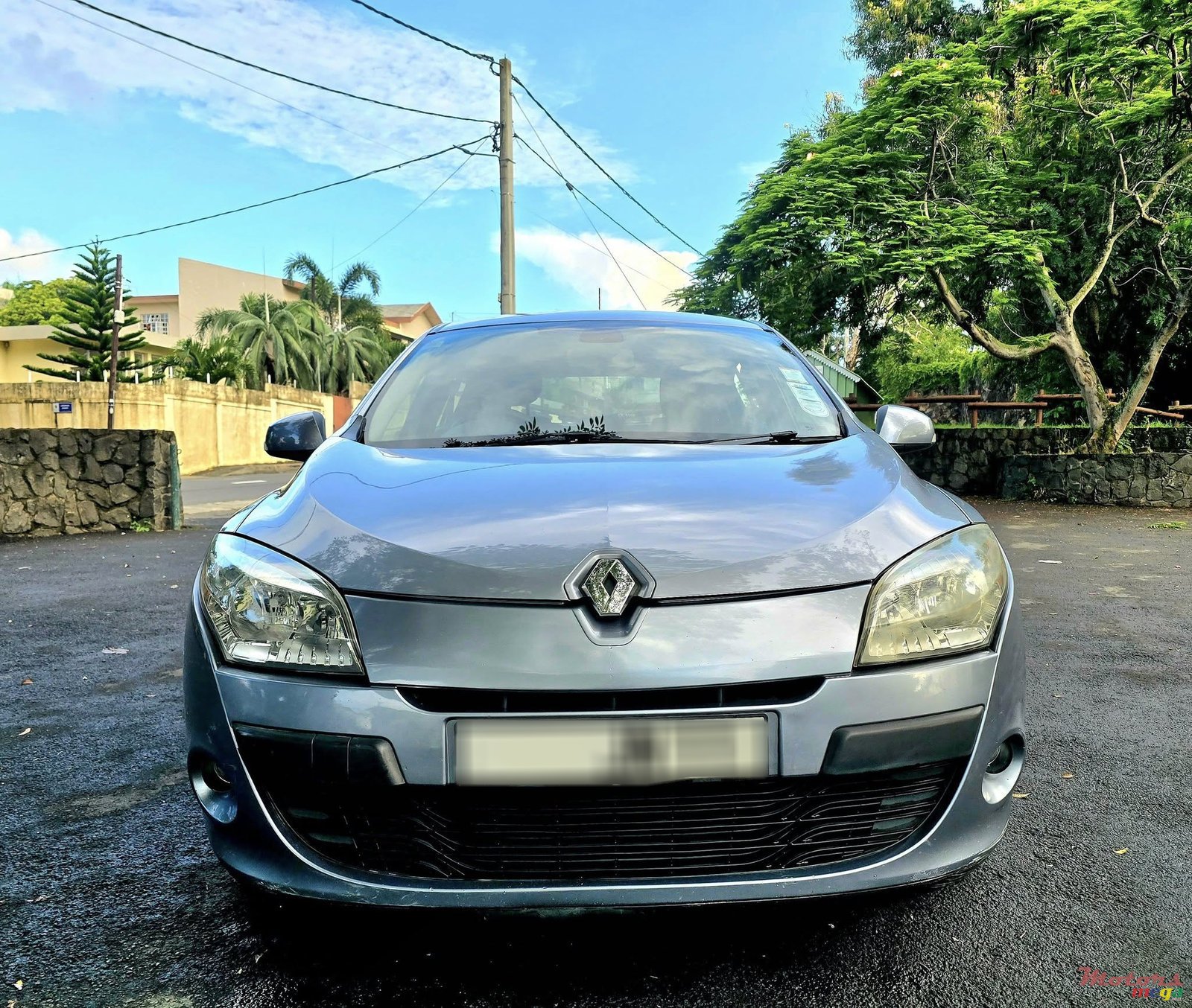 2011' Renault Megane photo #1