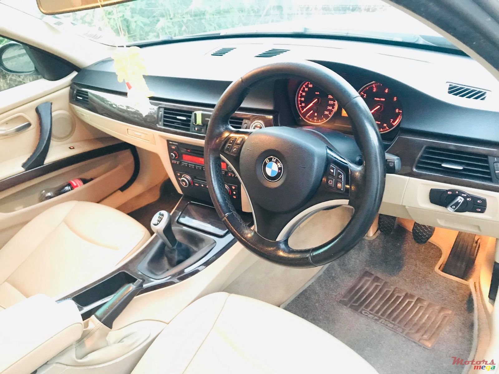 2009' BMW 3 Series Sedan photo #2