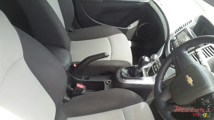 2011' Chevrolet Cruze photo #3