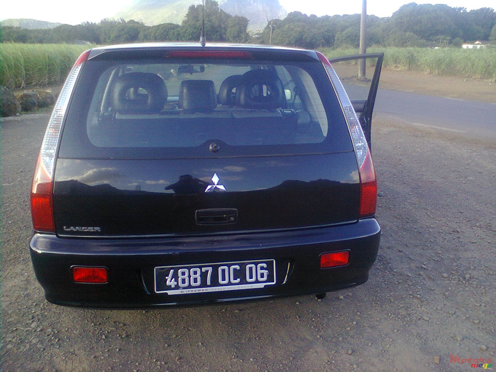 2006' Mitsubishi Space Wagon photo #3