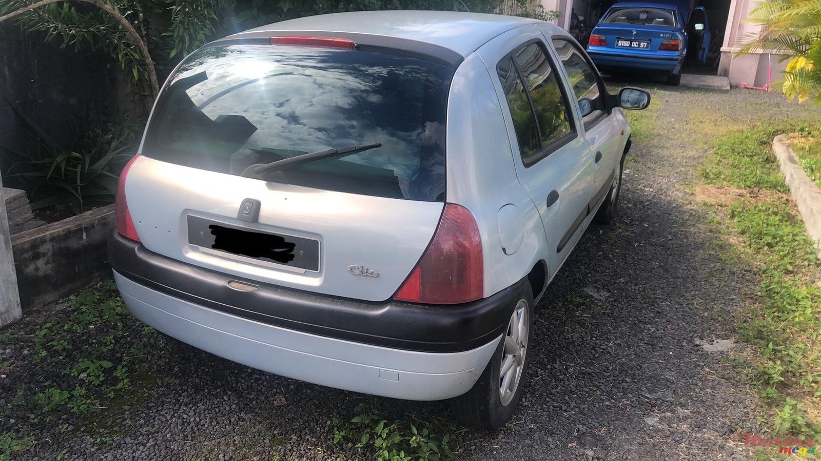 2002' Renault Clio photo #1