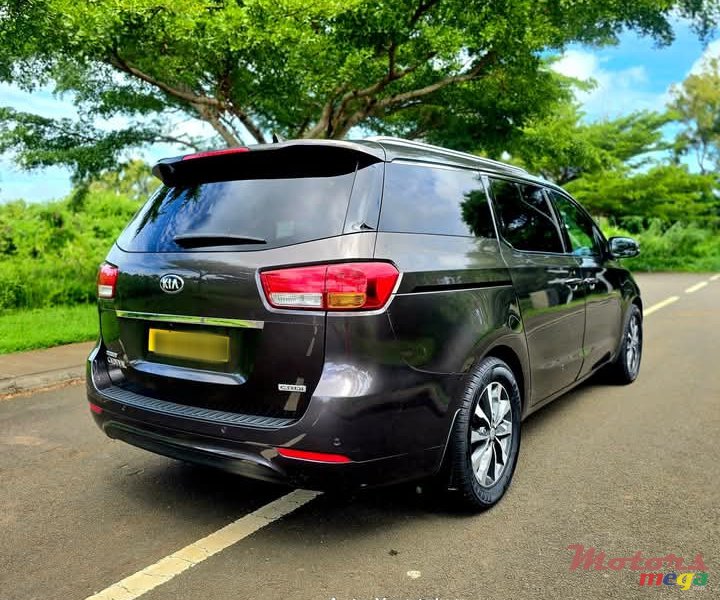 2017' Kia Carnival photo #4