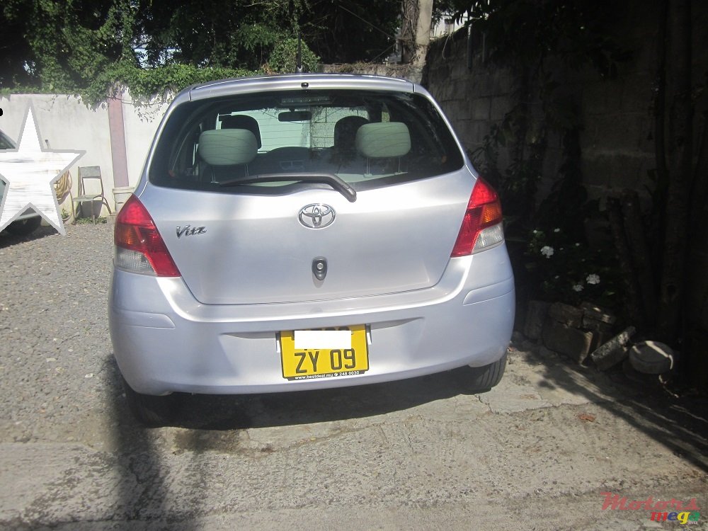 2009' Toyota Vitz photo #3