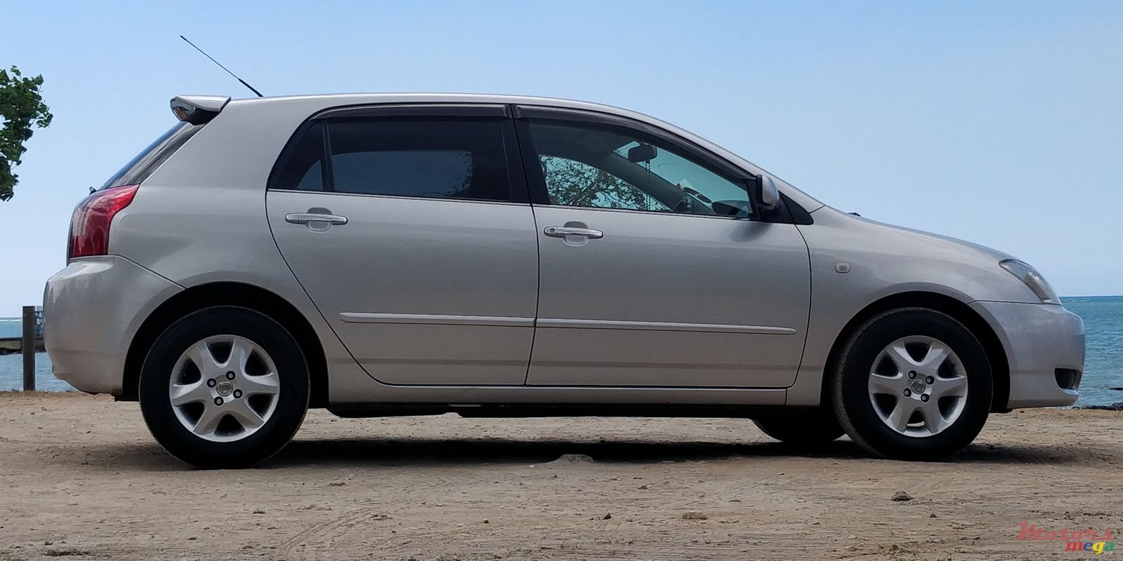 2003' Toyota RunX photo #2