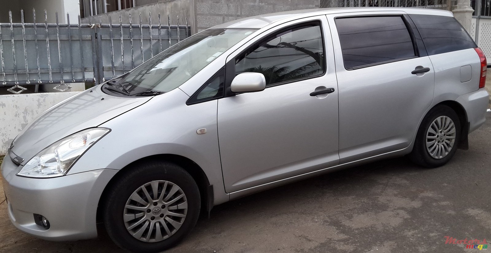 2005' Toyota Wish photo #1