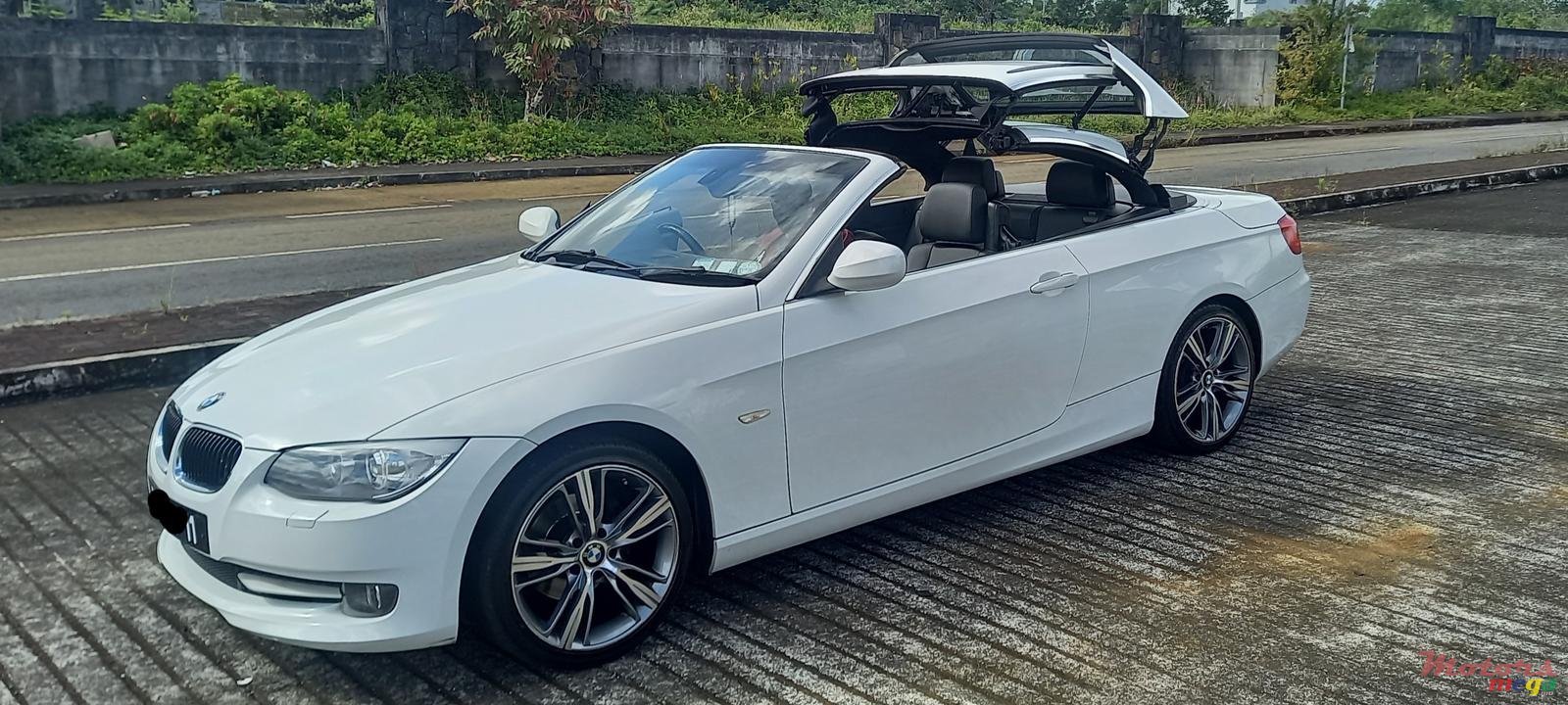 2011' BMW 3 Series Convertible E93 photo #2