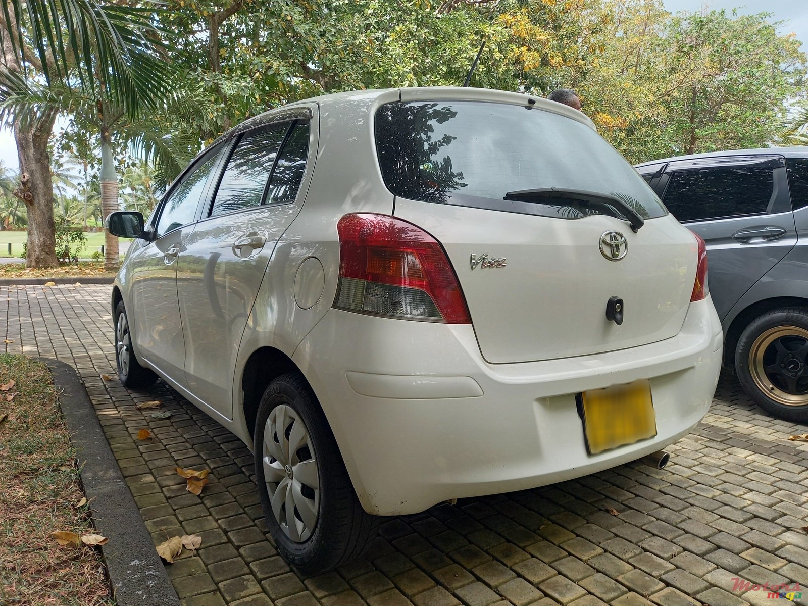 2010' Toyota Vitz photo #2