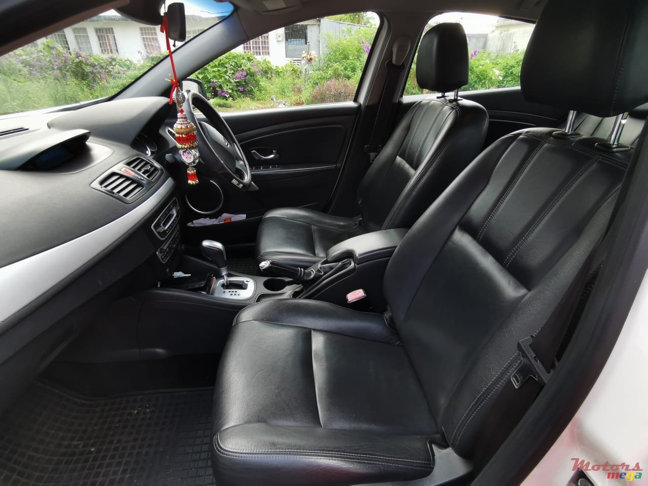 2011' Renault Fluence photo #2