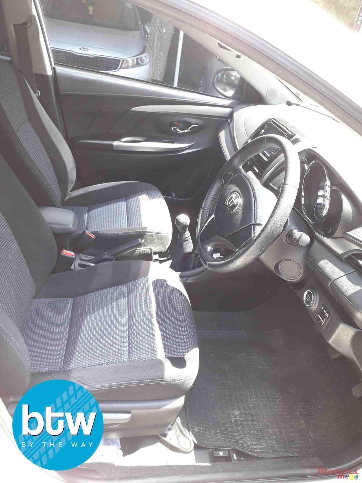 2017' Toyota Yaris photo #4