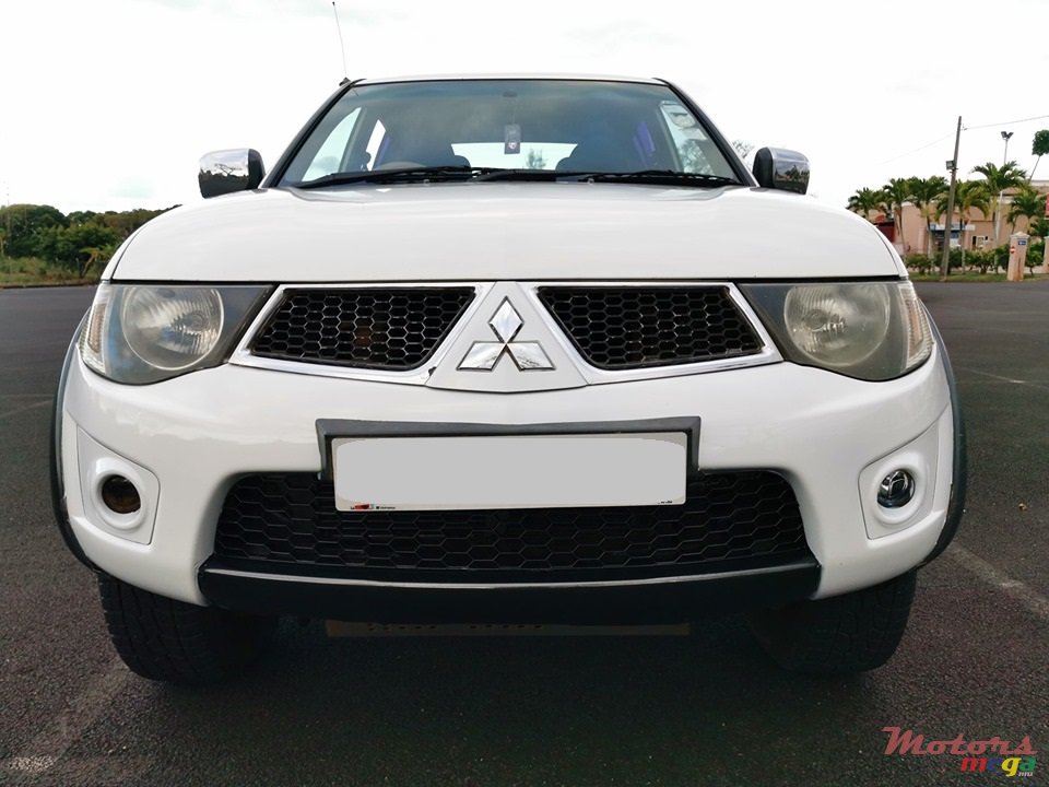 2010' Mitsubishi Sportero photo #1