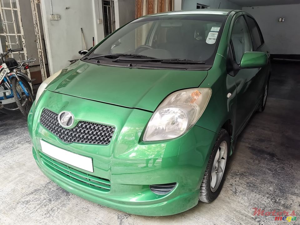 2005' Toyota Vitz photo #4