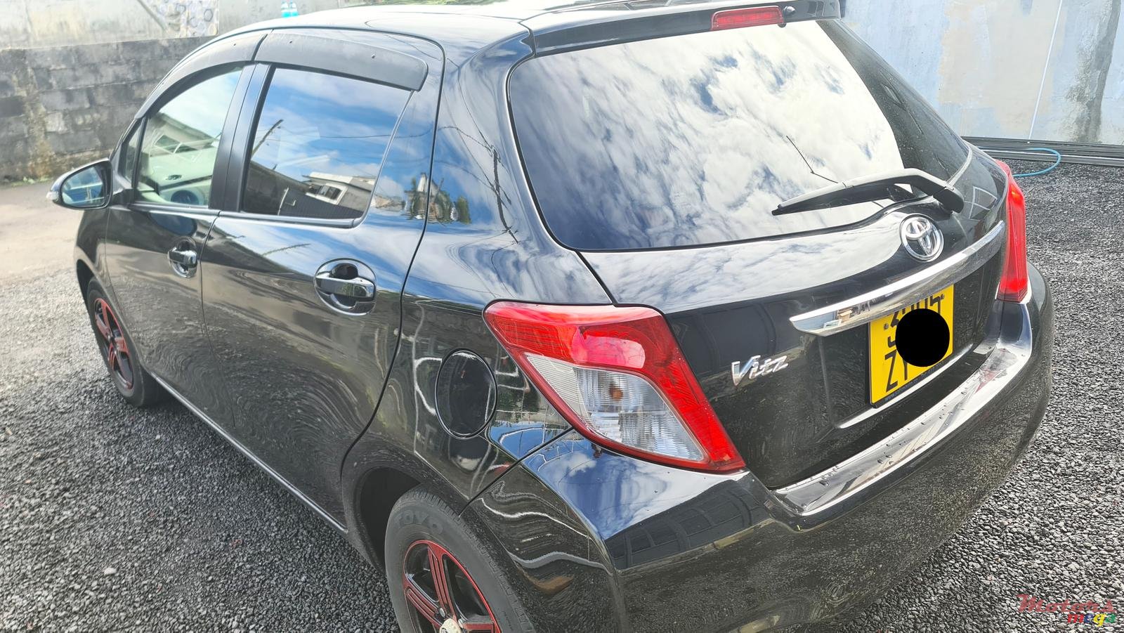 2011' Toyota Vitz 1300 photo #2