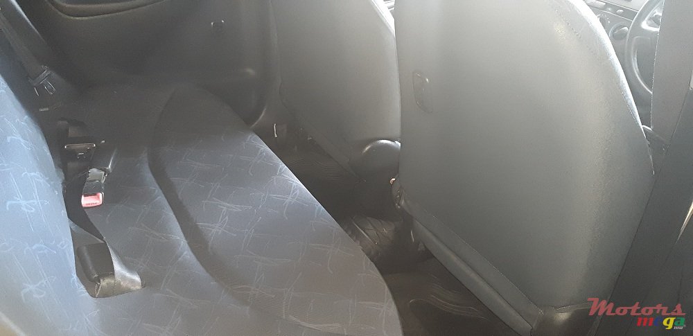 2004' Toyota Vitz photo #6