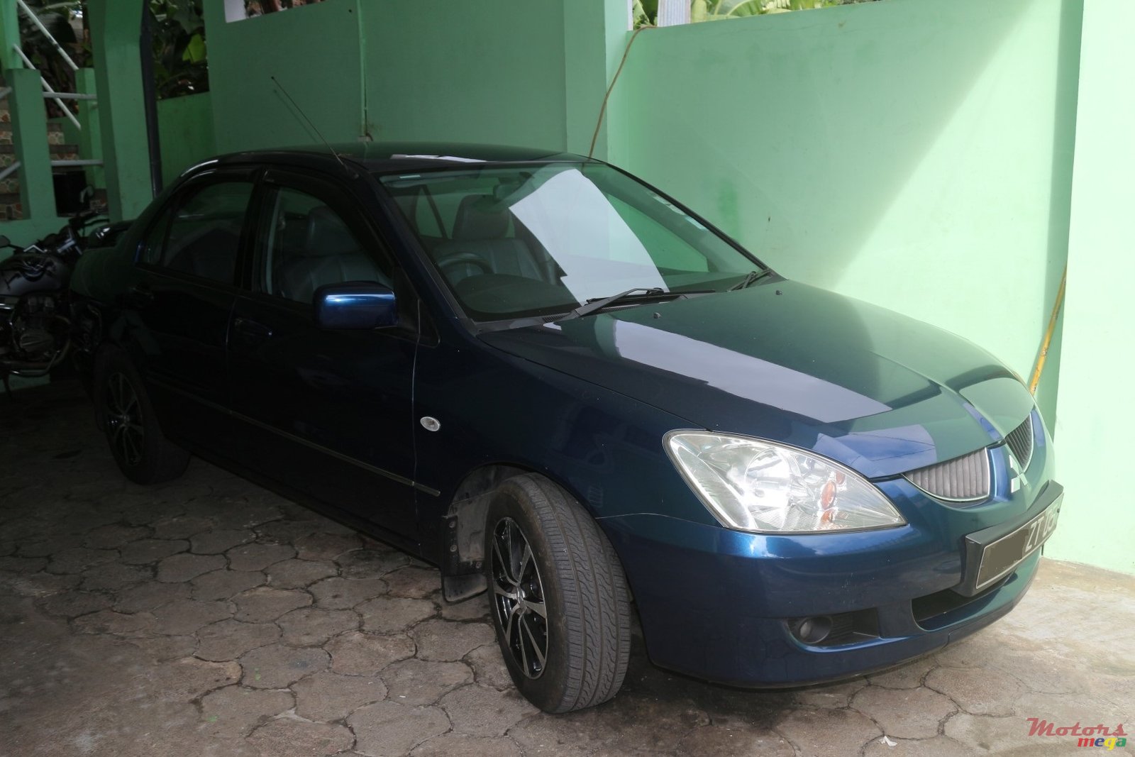 2005' Mitsubishi Lancer GLX photo #2