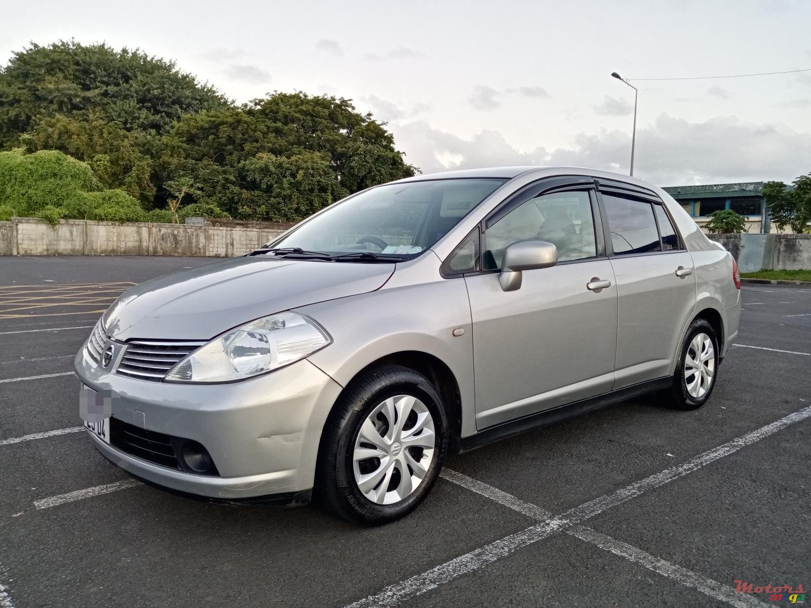 2004' Nissan photo #1