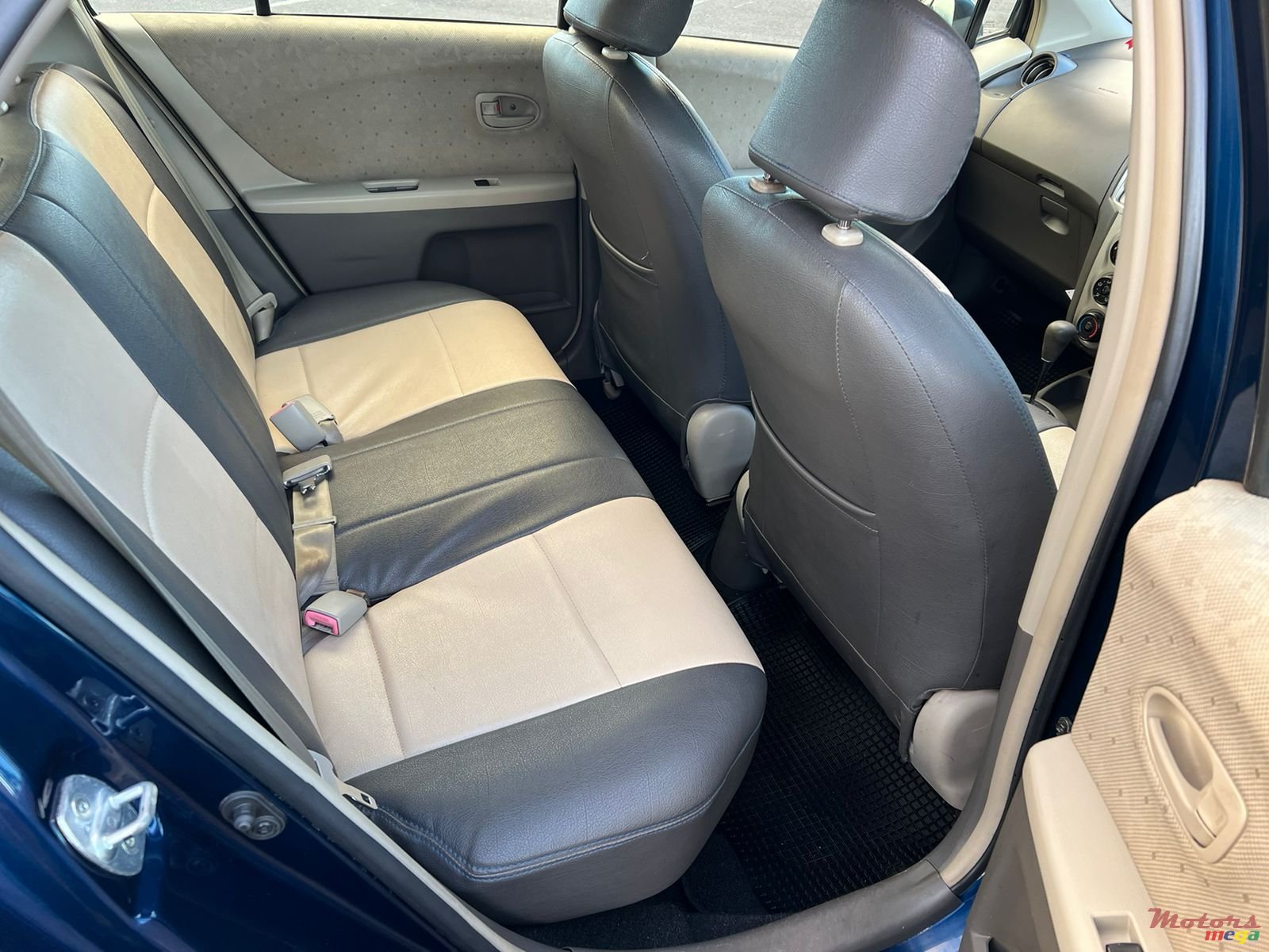 2009' Toyota Vitz photo #6