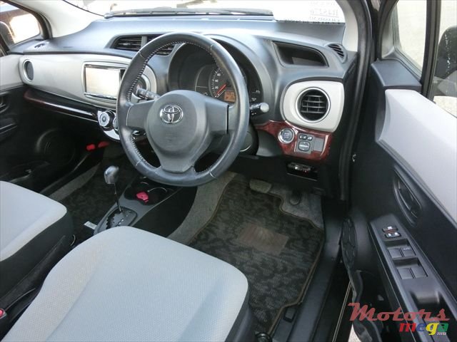 2011' Toyota Vitz photo #4