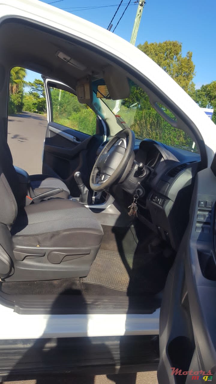 2016' Isuzu 2X4 photo #7