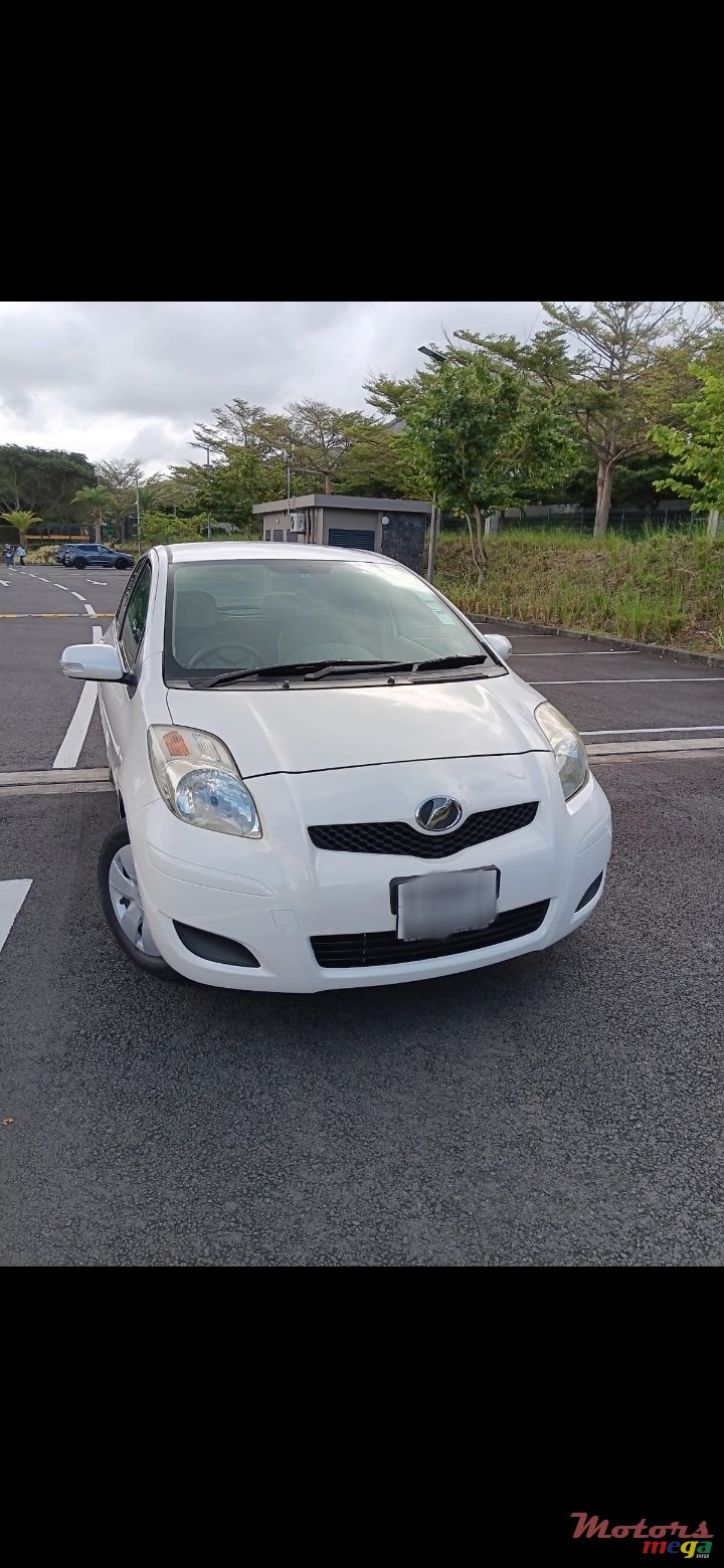 2011' Toyota Vitz photo #2