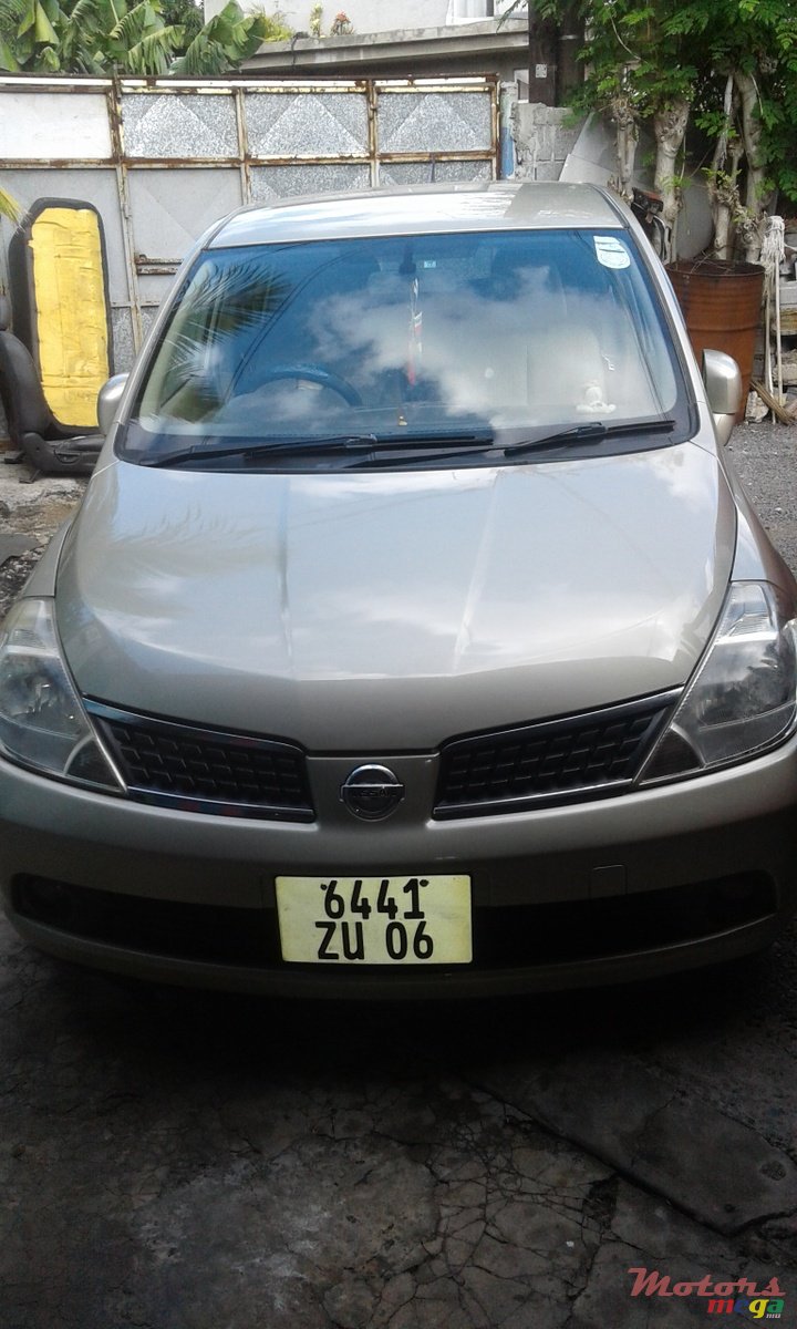 2006' Nissan Tiida hatchback photo #1