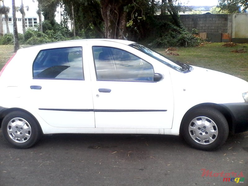 2002' Fiat Punto photo #1