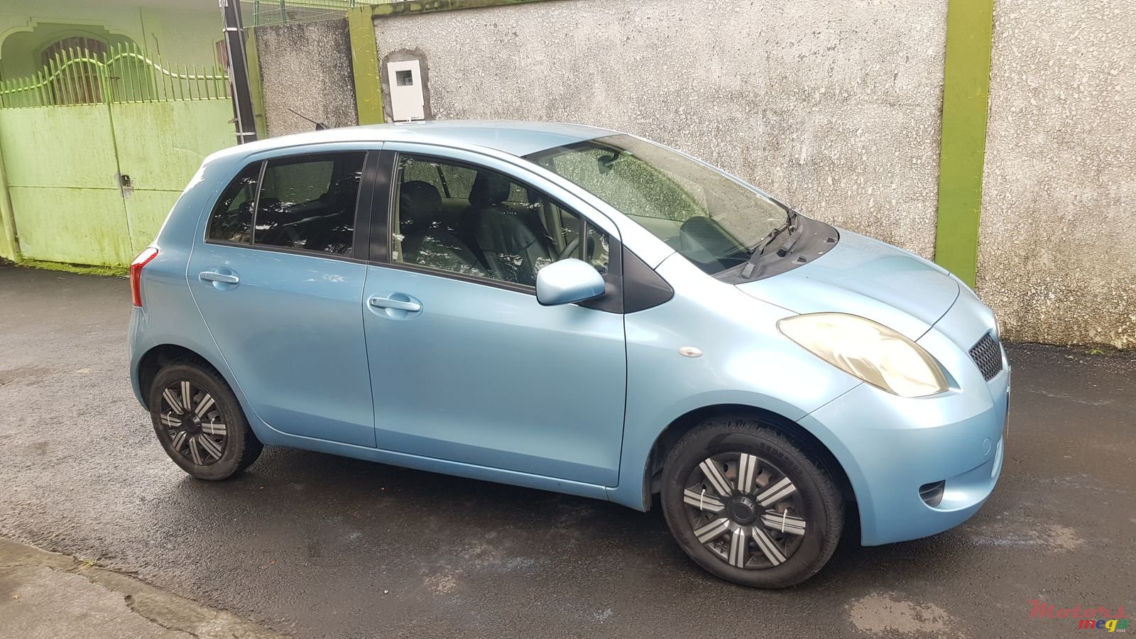 2006' Toyota Vitz photo #1