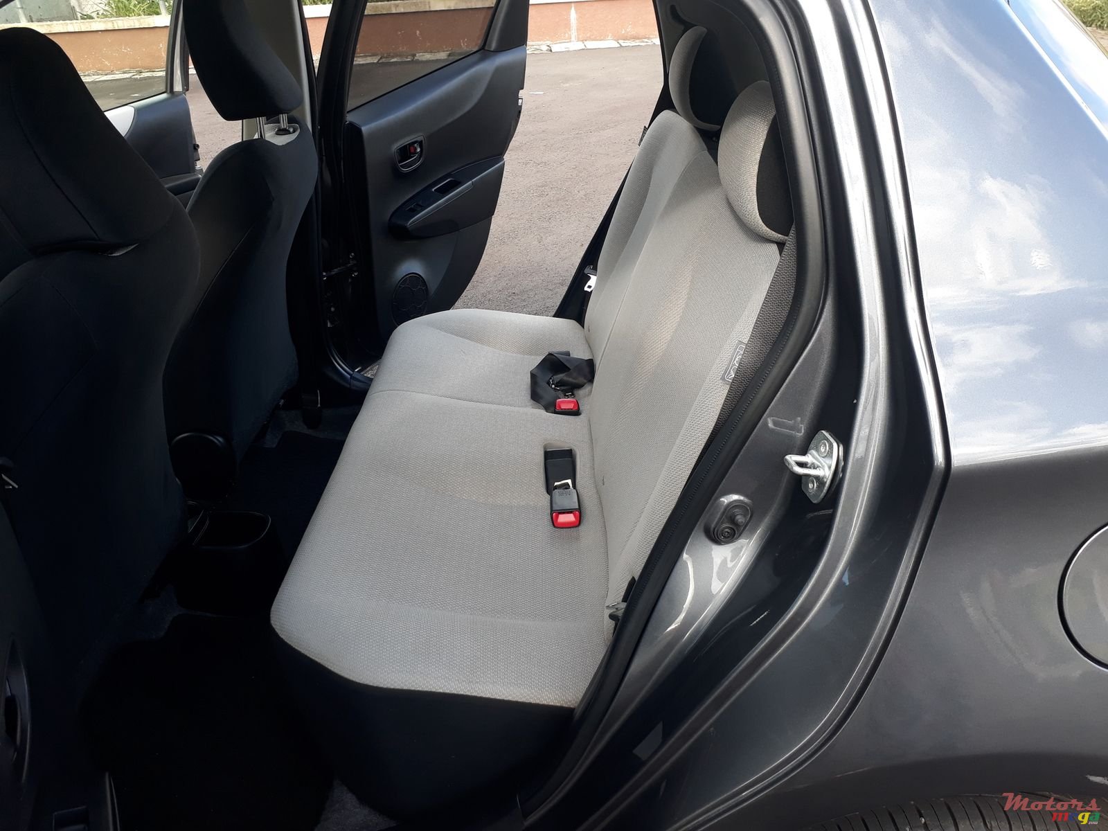 2011' Toyota Vitz 1300cc photo #3