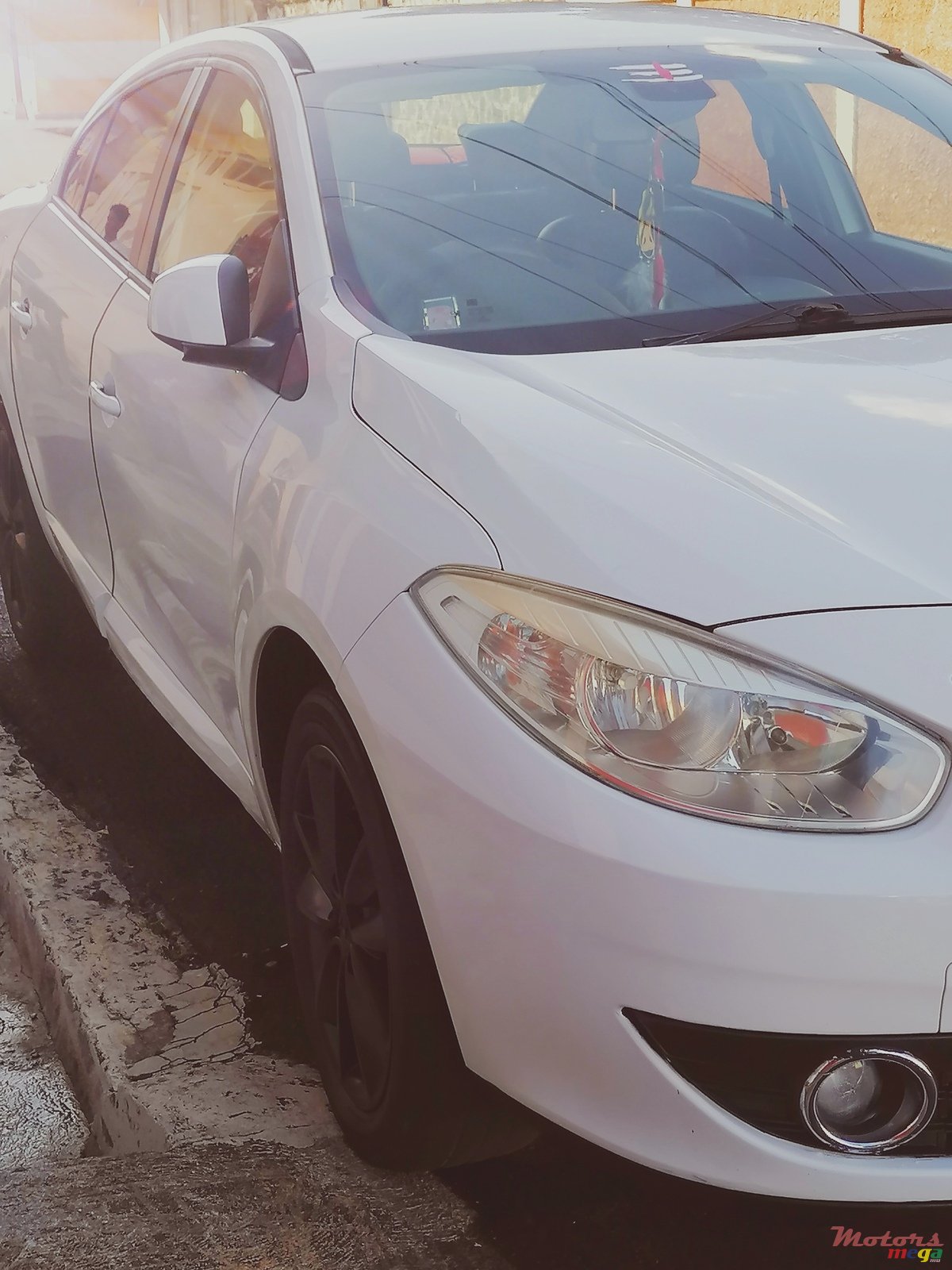 2013' Renault Fluence photo #7