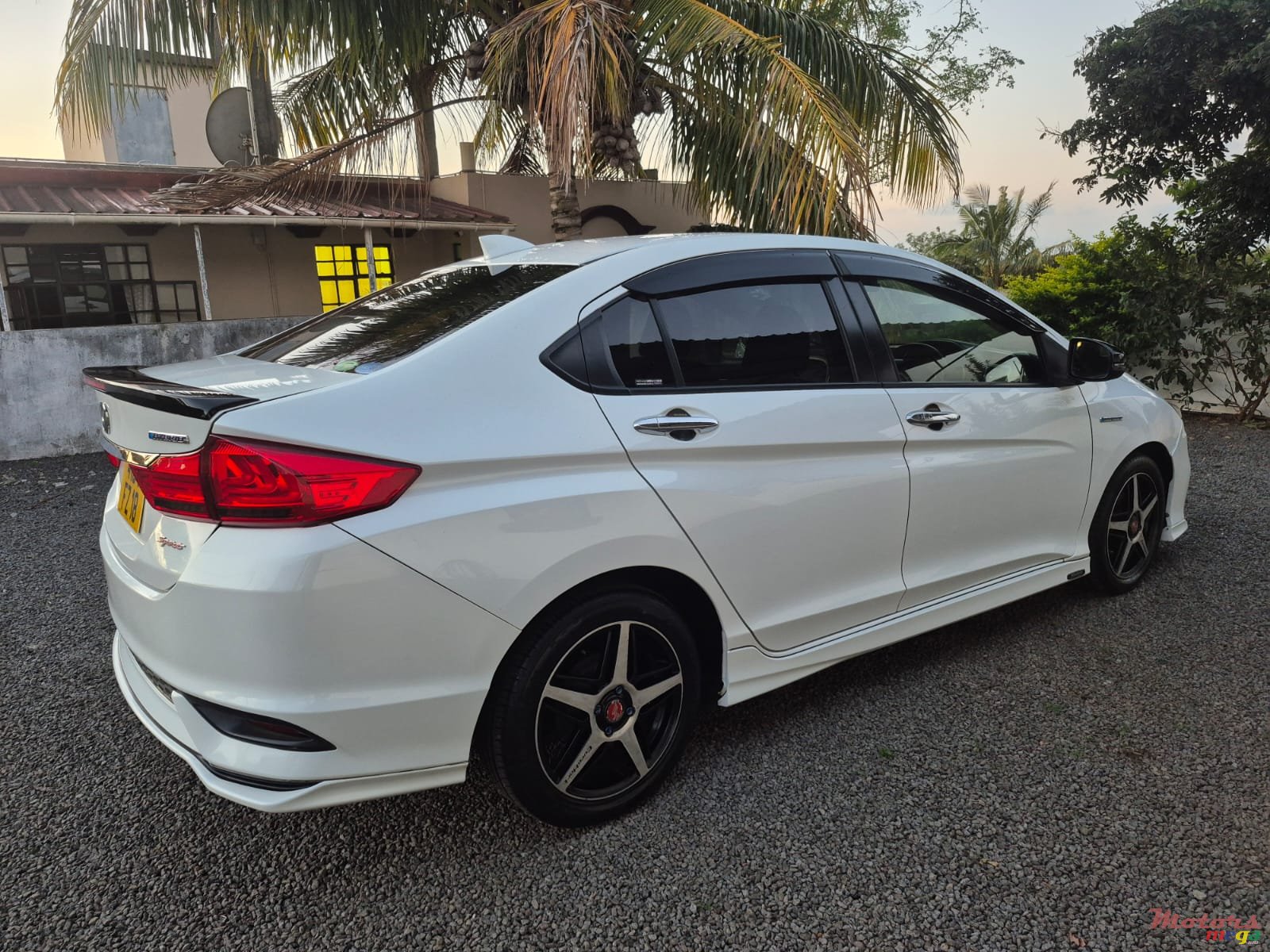 2018' Honda Grace Sport Limited Edition photo #3