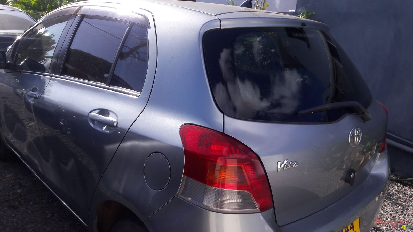 2009' Toyota Vitz photo #2