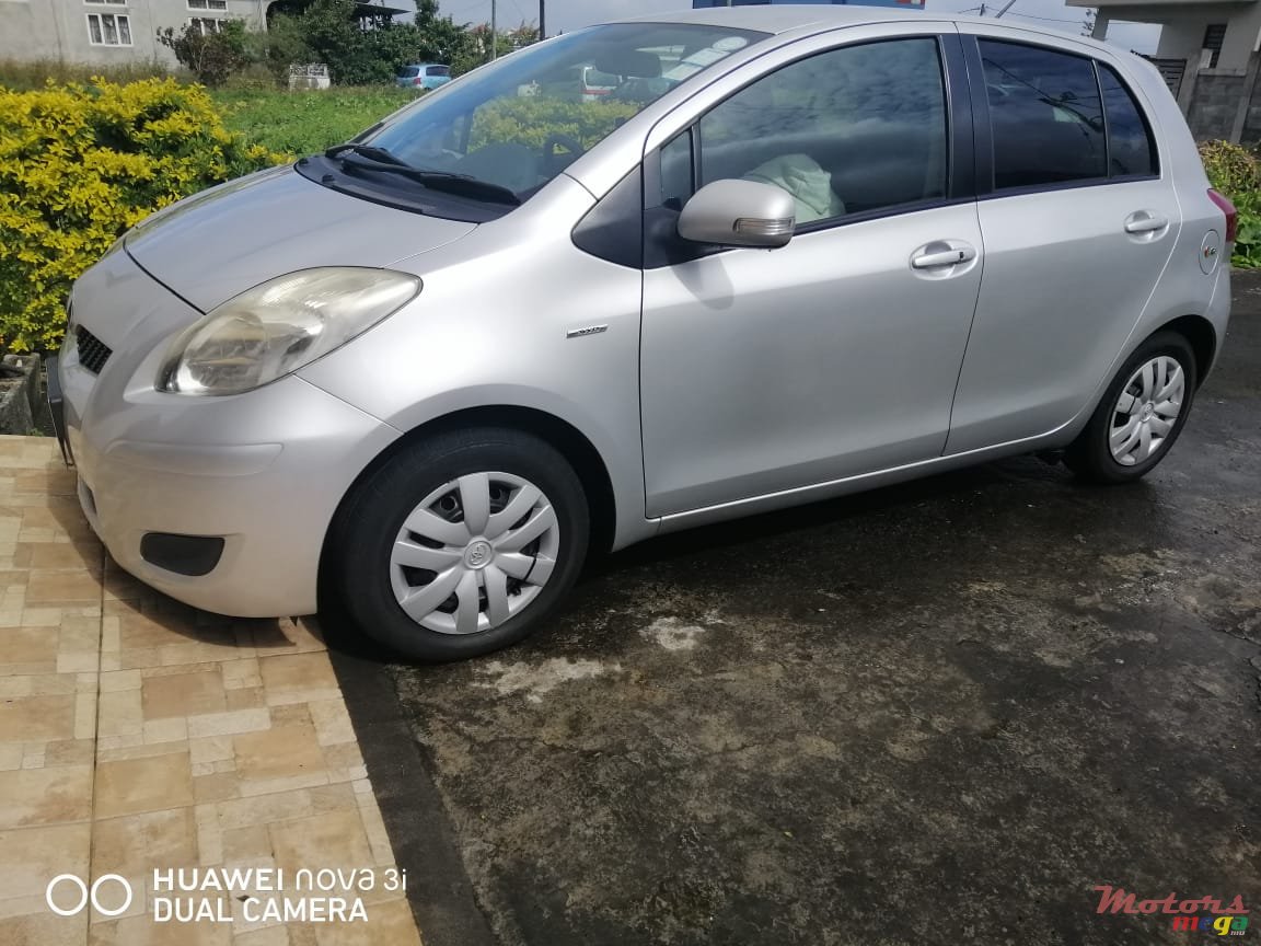 2009' Toyota Vitz photo #1