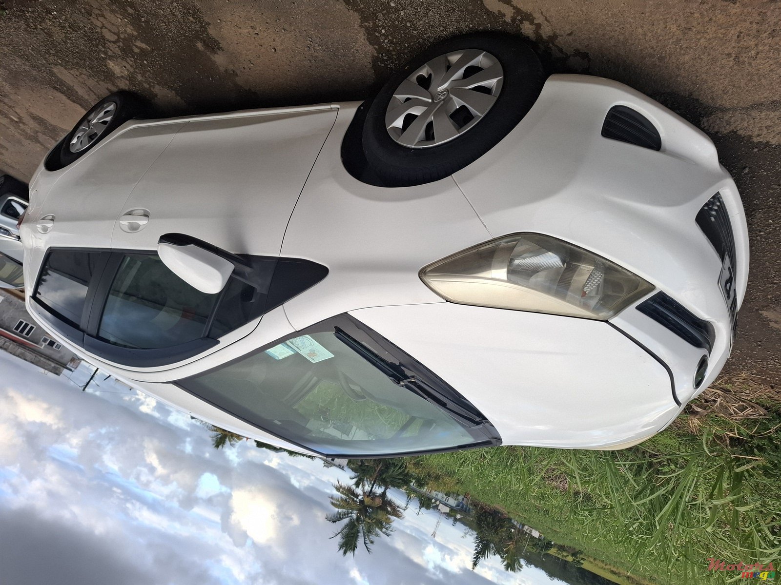 2012' Toyota Vitz photo #3