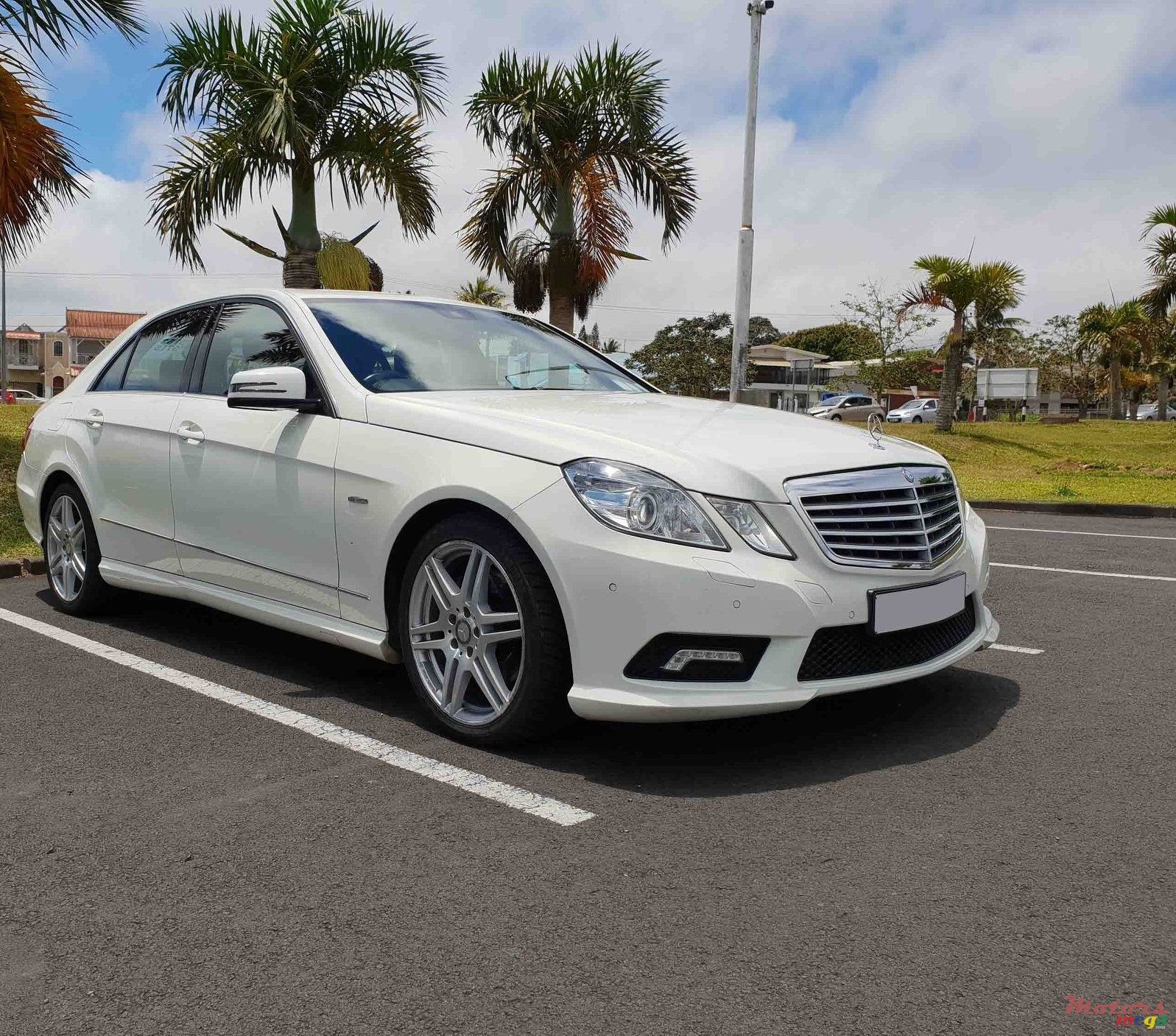 2011' Mercedes-Benz E-Class E350 photo #1