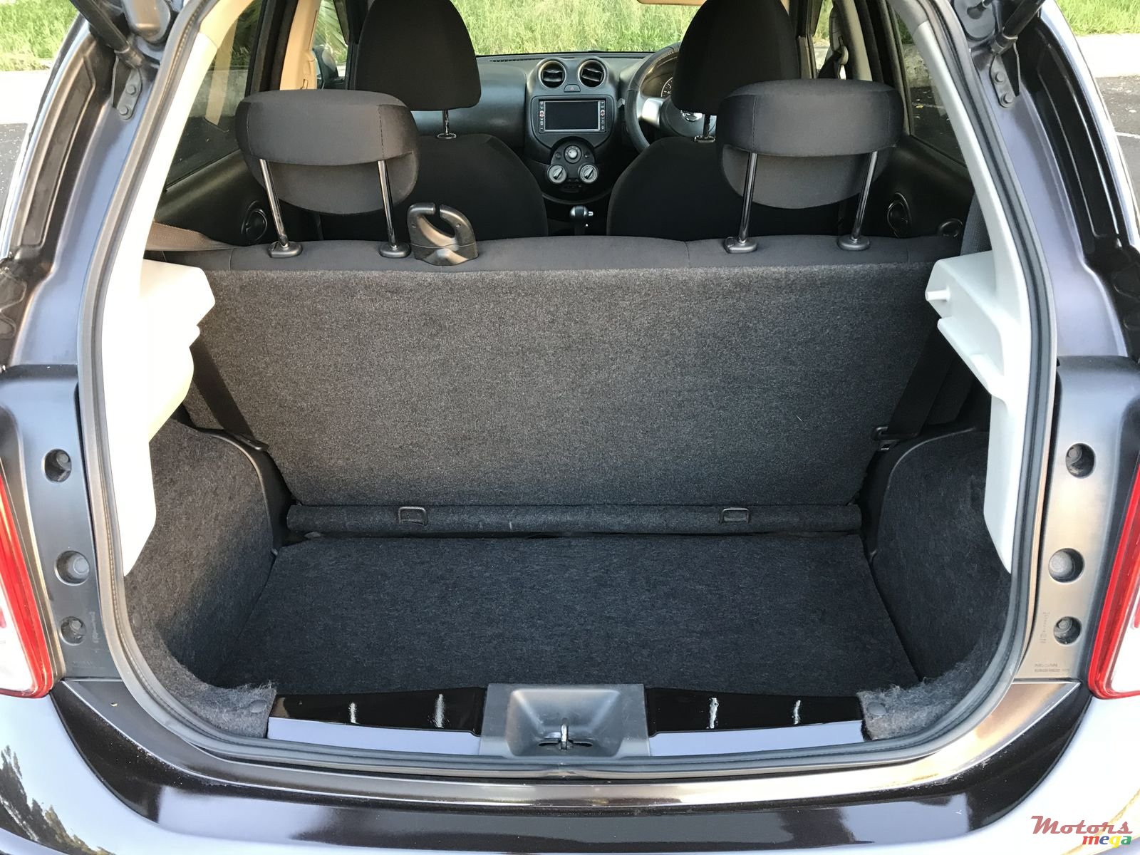 2011' Nissan photo #7