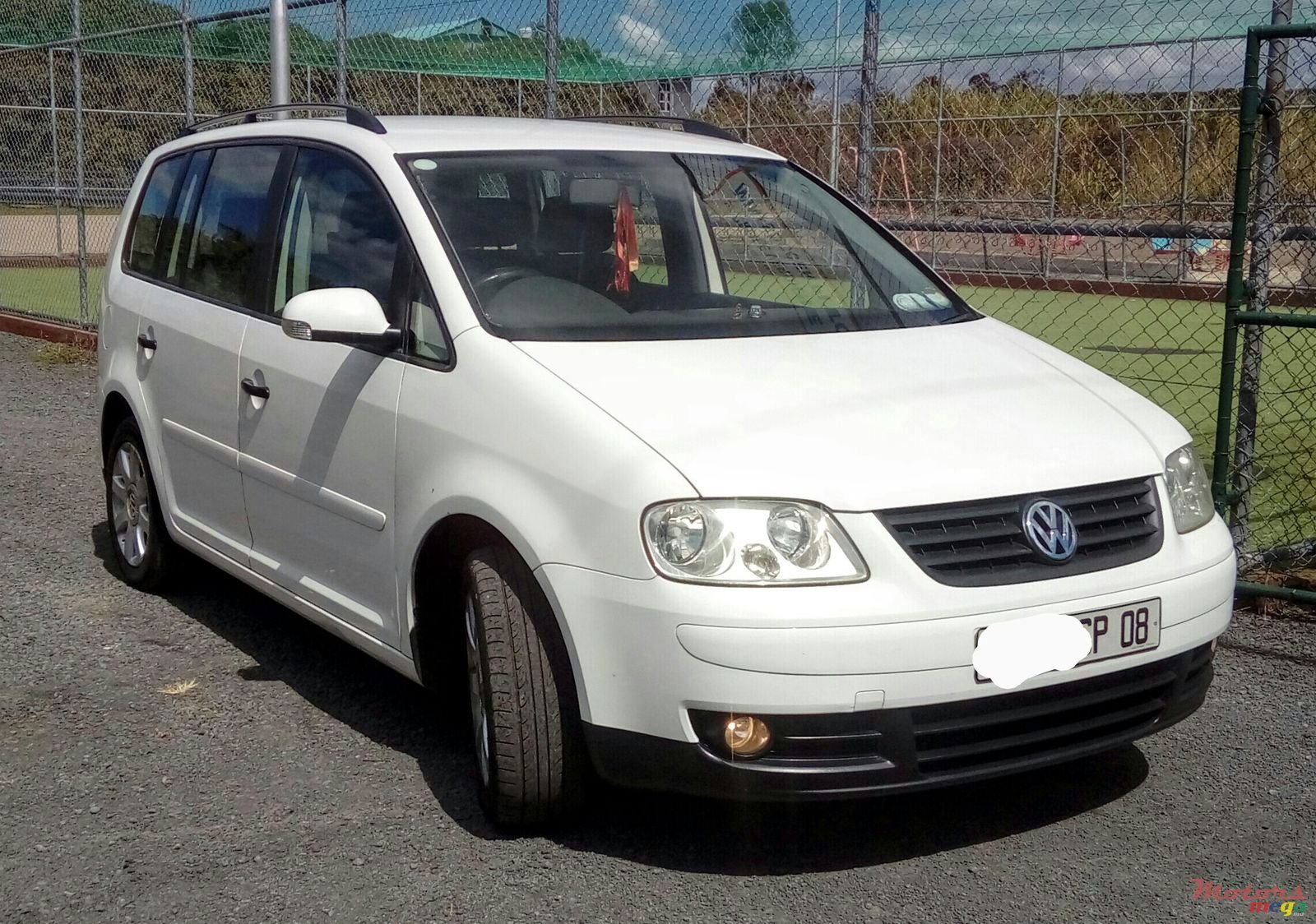 2008' Volkswagen Touran 1598cc photo #1