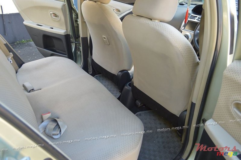 2006' Toyota Yaris vitz photo #2