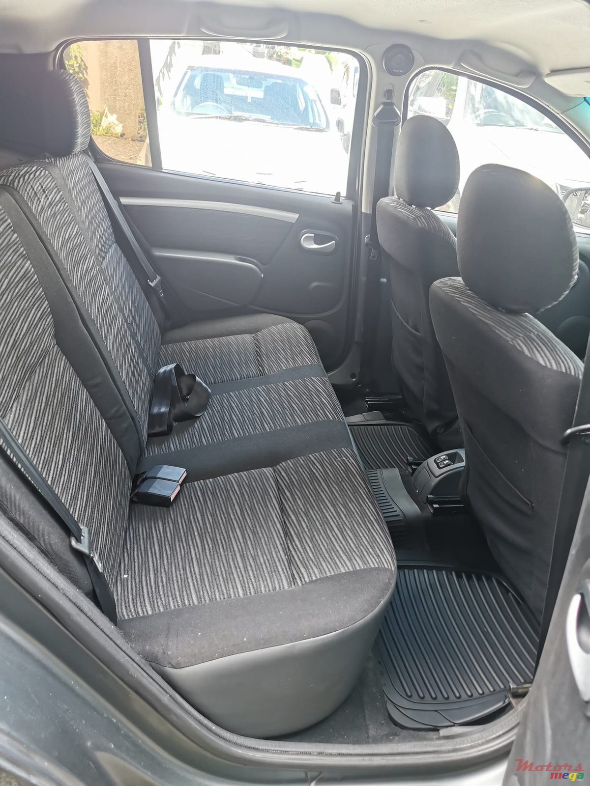 2009' Renault Sandero photo #7