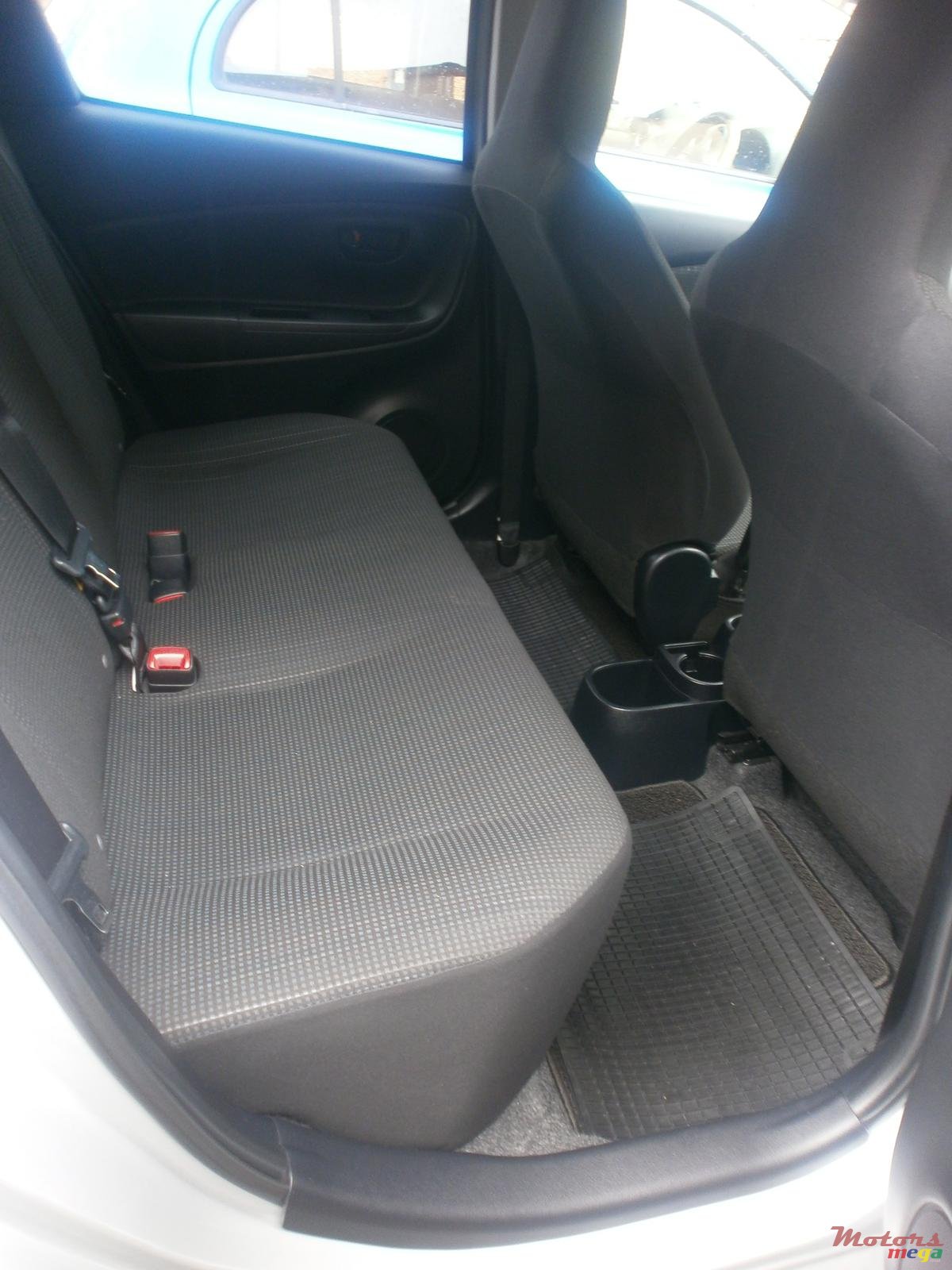 2016' Toyota Vitz photo #3