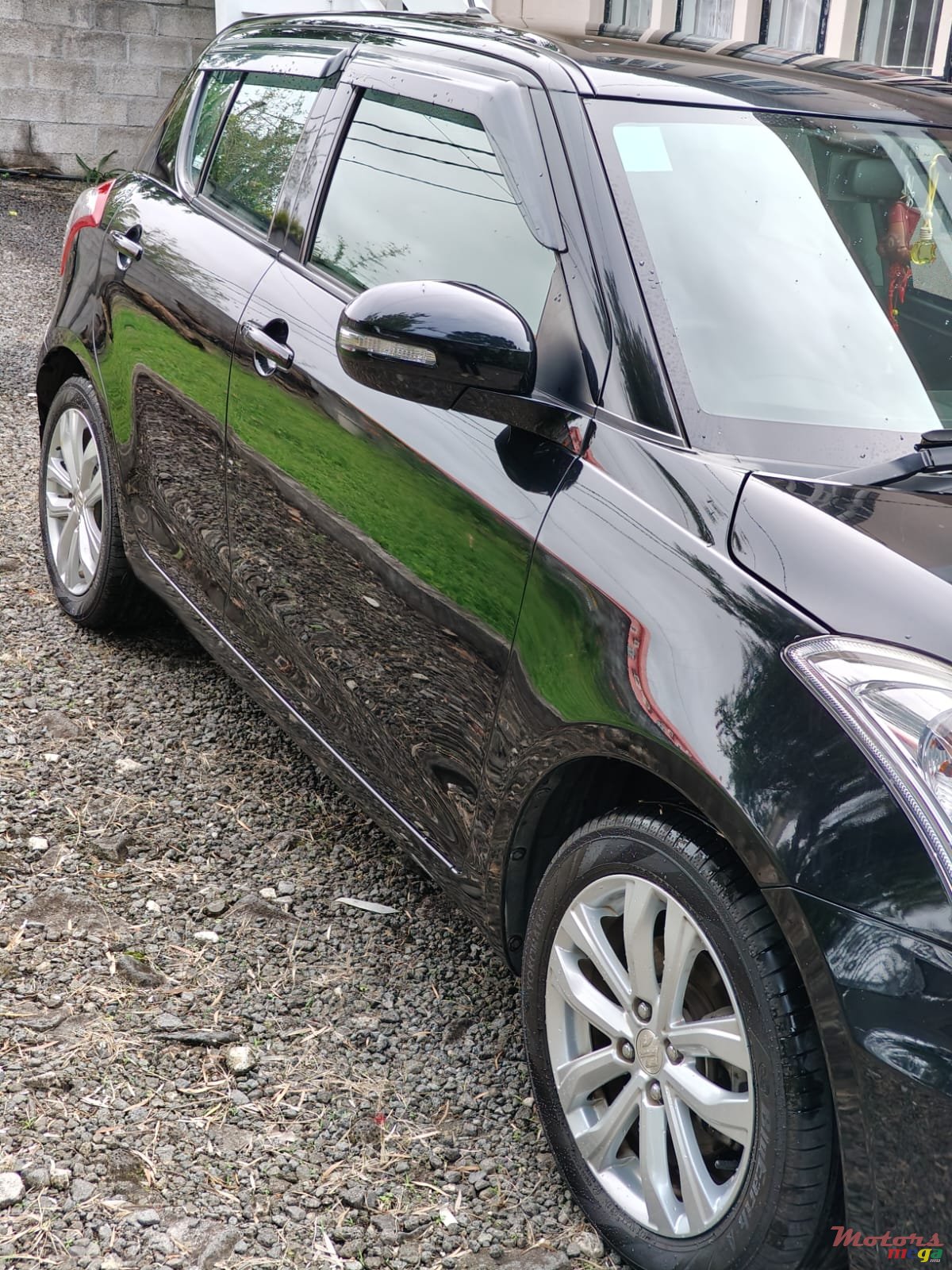 2015' Suzuki Swift photo #6