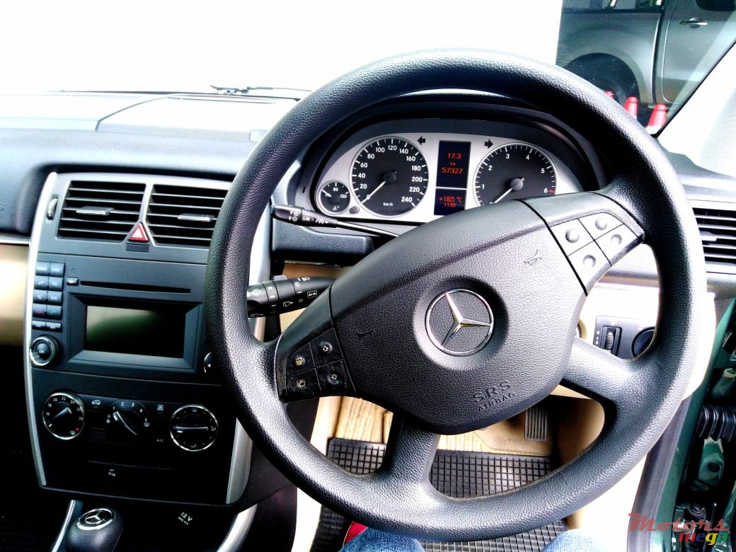 2011' Mercedes-Benz B 160 photo #2